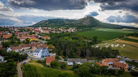 Panoráma viníc na Južnej Morave s Pálavou v pozadí