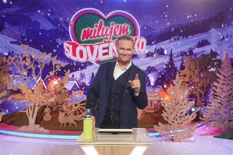 Záber zo štúdia šou Milujem Slovensko s moderátorom a kapitánmi tímov