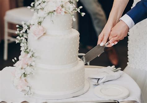 Dve elegantne zdobené fľaše šampanského v štýle nevesty a ženícha.