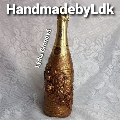 Detailne zdobená fľaša šampanského s ručne vyrobenými polymérovými kvetmi.