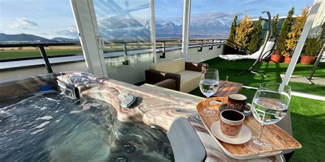pár v luxusnom hotelovom apartmáne