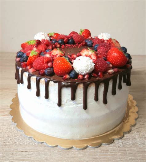 elegantná torta s jemnou dekoráciou