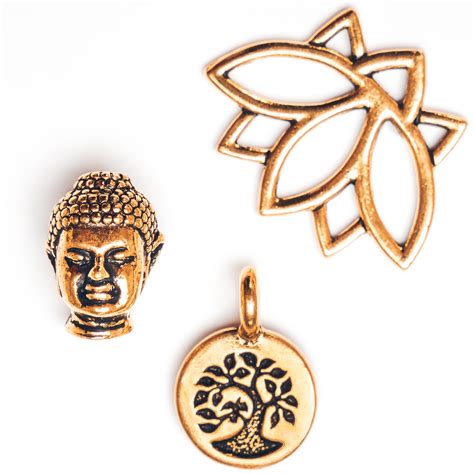 Detailné zábery na jednotlivé komponenty anjelského zvonenia - sklenené korálky, kovové časti a cinkajúce prvky.