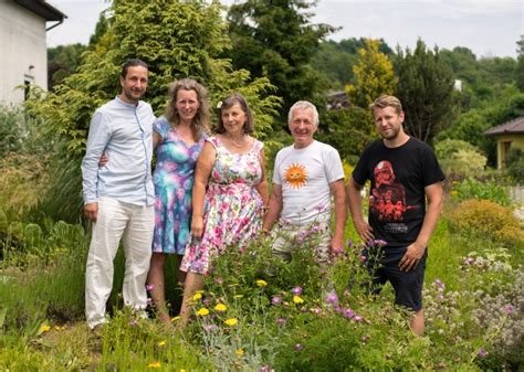 rodinná firma pri práci na svadbe