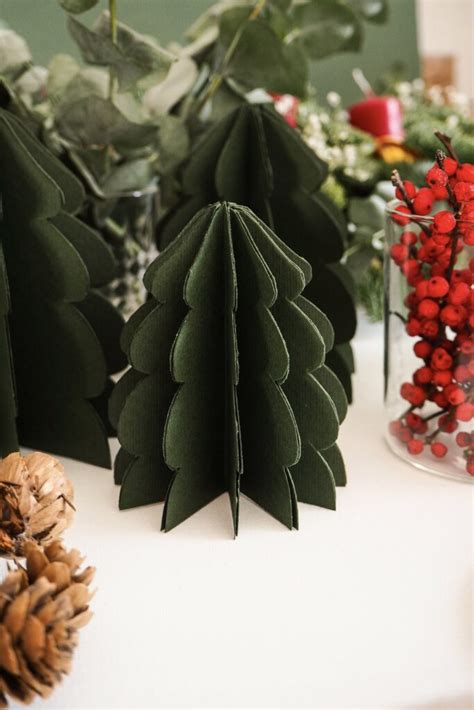 Skladaný zelený papierový stromček na špajdli