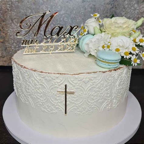 Detailný záber na elegantnú krstinovú tortu s jemnými marcipánovými anjelikmi a ružami.