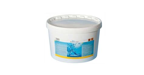 Ilustrácia krstu trojitým ponorením do vody s kňazom žehnajúcim nad krstencom.