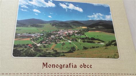 Fotografia krstnej obálky monografie obce Rejdová s krstnými rodičmi a autorom.
