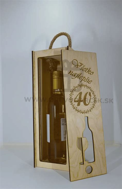 Luxusný set jubilejných pohárov na víno s číslom 40, elegantne naaranžovaný na tmavom podklade s jemným osvetlením