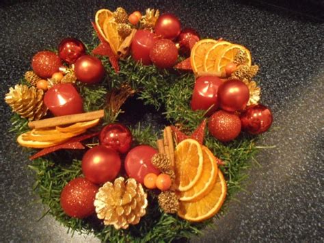 Ilustračná fotografia rôznych prírodných ozdôb na veniec: šišky, sušené citrusy, badián, škorica.
