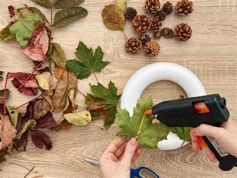 Detailné zábery na lepenie ozdôb na veniec pomocou tavnej pištole.