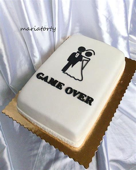 Kreatívna torta na rozlúčku so slobodou s vtipnými prvkami.