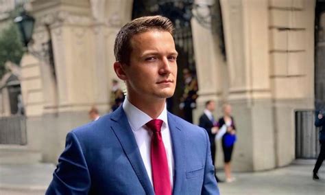 Viktor Vincze víta hostí pred kaštieľom