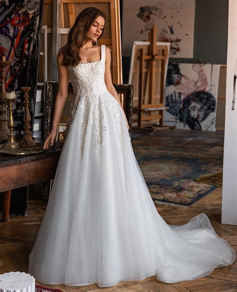 Moderné svadobné šaty s prvkami slovenských výšiviek