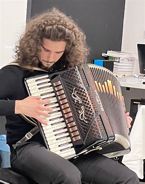 detailný záber na papierovú harmoniku zviazanú v strede a rozprestretú do tvaru hviezdy