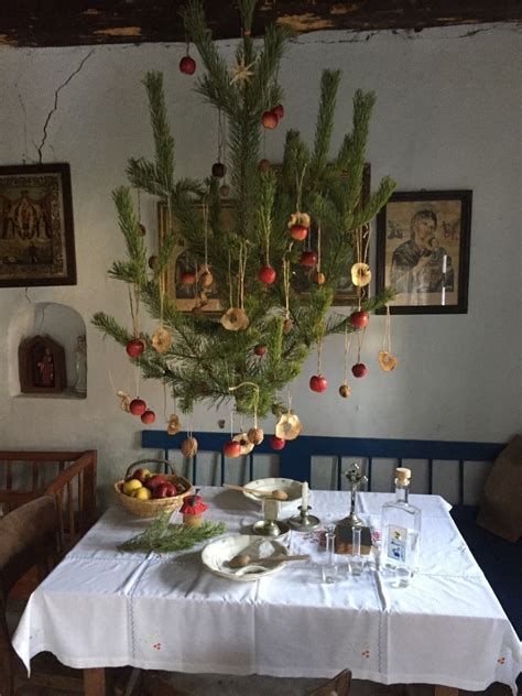 Zavesený vianočný stromček z konárov a motúza