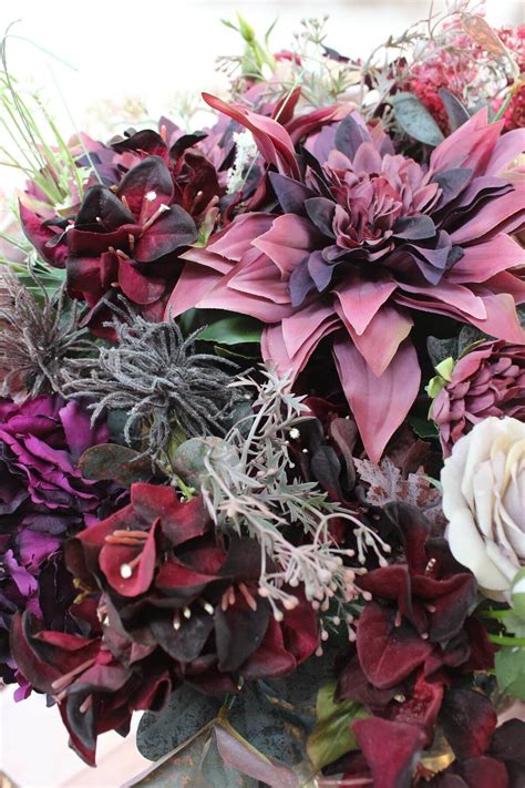 Luxusný vianočný stromček vytvorený z umelých kvetov