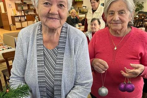 Deti odovzdávajú darčeky seniorom v Domove sociálnych služieb