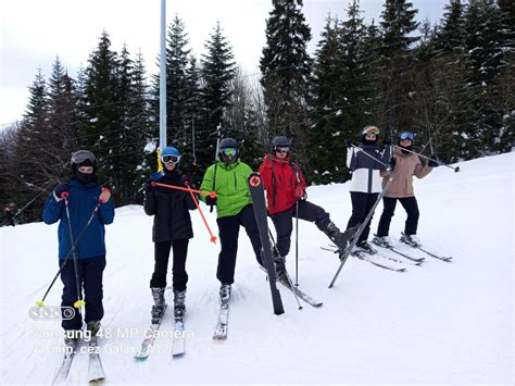 Žiaci na svahu počas lyžiarskeho kurzu