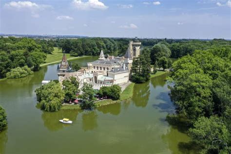 Laxenburg: Pohľad na zámok Franzensburg na ostrove v jazere