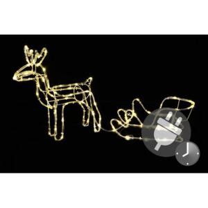 Svietiaci vianočný sob v zasneženej záhrade