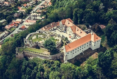 baroková fasáda kaštieľa vo Finticiach