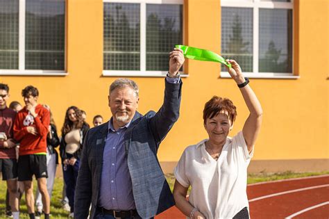 fakľa, školská hymna a štafeta pri príležitosti 50. výročia založenia školy