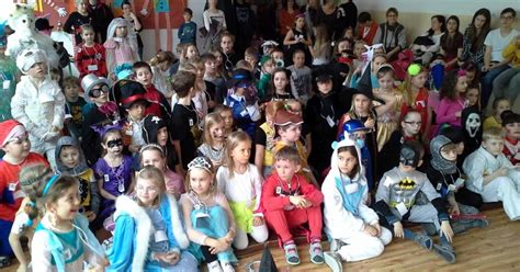 žiaci v halloweenskych maskách na párty