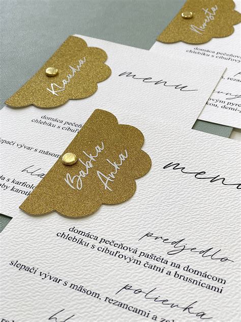 Detail svadobnej výzdoby s personalizovanými menovkami a voskovou pečaťou