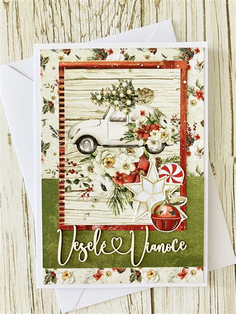 Ilustrácia vianočnej pohľadnice s motívom zasneženej dedinky a kostolíka