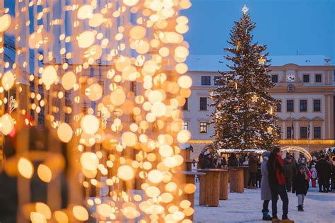 Detailná schéma svetelných dekorácií a visiacej výzdoby v obchodnom centre