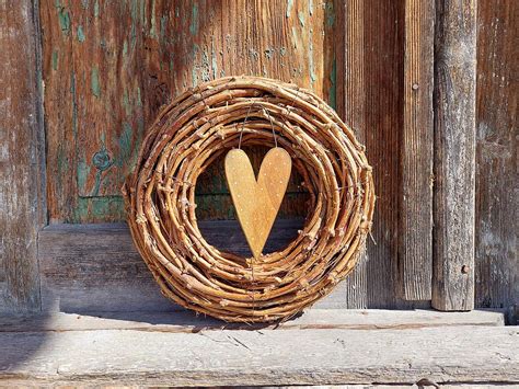 Ukážka rôznych dekorácií z prútia: veniec, košík, srdce