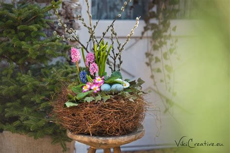 Detailné fotografie rôznych štýlov veľkonočných vencov z prútia