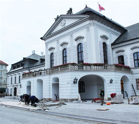 Ilustrácia priebehu cirkevného obradu na nádvorí paláca v Monaku