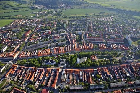 Letecký pohľad na Mierové námestie v Novej Dubnici so zdôraznením architektúry socialistického realizmu