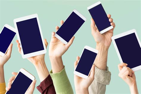 ľudia používajúci mobilné zariadenia na interakciu počas prezentácie
