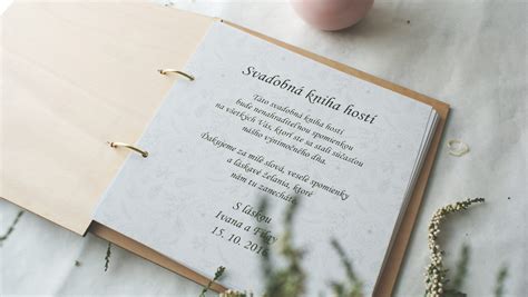 ukážka svadobnej knihy hostí s fotografiami a ručne písanými odkazmi