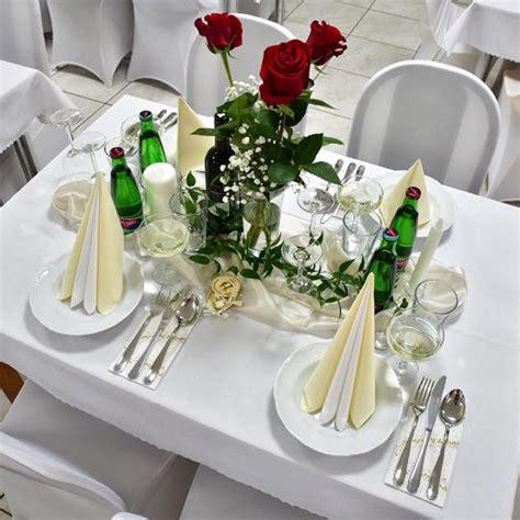 Návrh slávnostnej tabule v smaragdových a zlatých tónoch