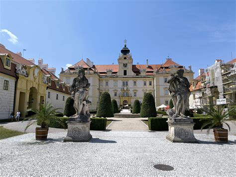 Záber na vianočne vyzdobené nádvorie a interiéry Bojnického zámku so stromčekmi