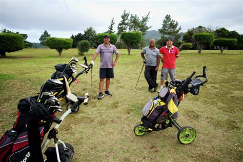Muž v štýlovom golfovom oblečení na ihrisku