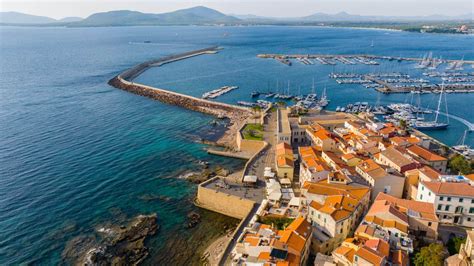 Panoramatický záber na historické centrum Rethymna s pevnosťou Fortezza a benátskym prístavom