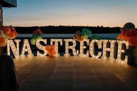 Fotografia ozdobeného stromčeka na streche novostavby