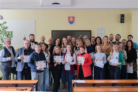 Fotografie študentov a učiteľov počas rôznych školských aktivít a udalostí.