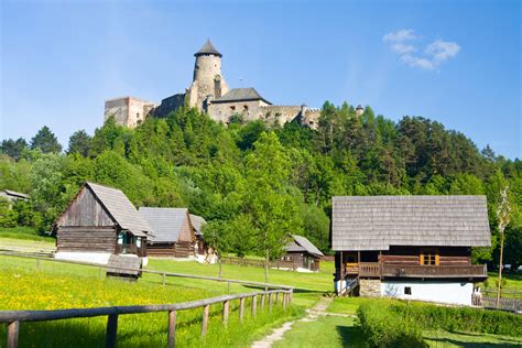 Panoramatický výhľad na Ľubovniansky hrad.