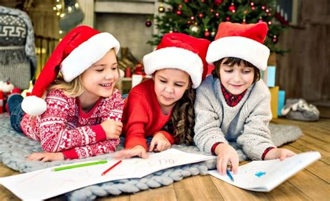 Deti zdobia vianočné reťaze a nástenku