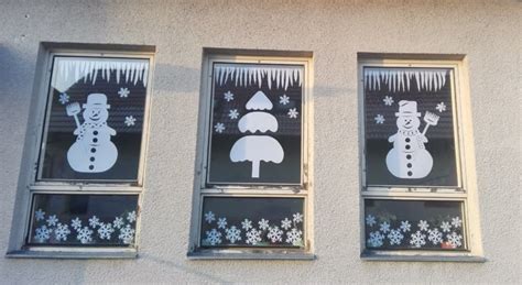 Vianočná nástenka v školskej hale s papierovými vločkami