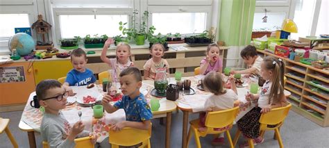 ilustrácia šťastných detí, ktoré píšu alebo kreslia, s lietajúcimi ceruzkami a papierom