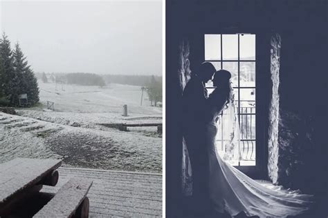 Pár, ktorý sa smeje na striebornej svadbe