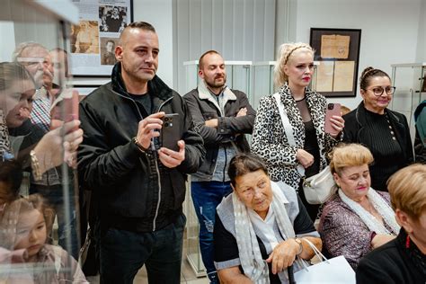 Tematické foto: rodinné jubileum, ľudia pozerajúci prezentáciu