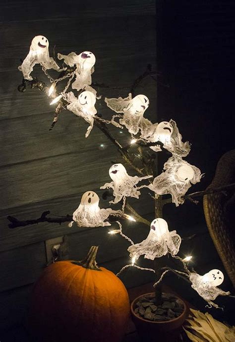 ilustračné foto rodiny tvoriacej halloweenské dekorácie